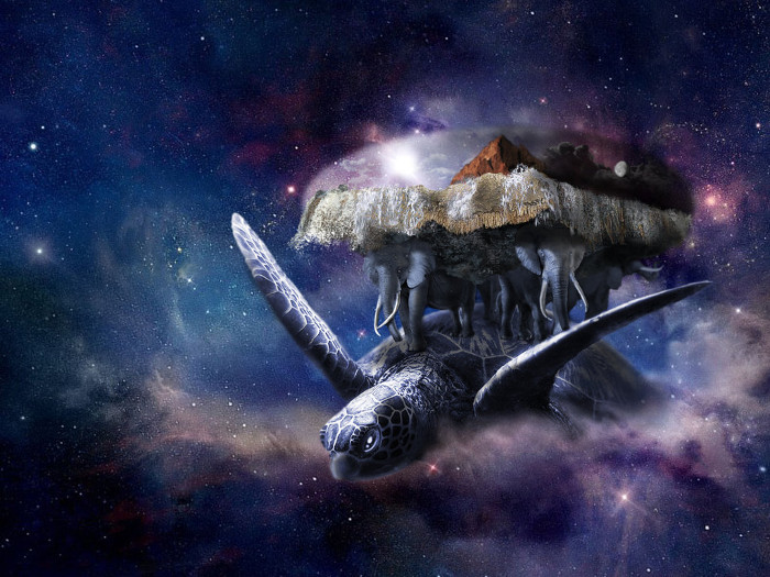 Illustration 3D représentant une immense tortue qui flotte dans l’espace. Elle porte sur son dos 4 éléphants qui soutiennent eux-mêmes un monde plat, en forme de disque, avec des montagnes et des cascades d’eau qui coulent sur le dos de la tortue.