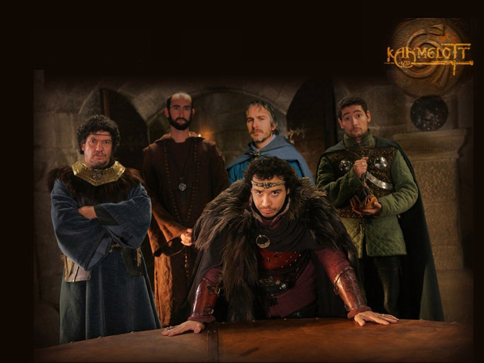 Photo des personnages de la série Kaamelott, vêtus avec leur costumes arthuriens.