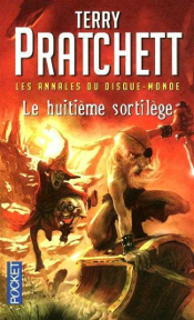 Couverture du roman Le huitième sortilège représentant des personnages stressés qui courent dans tous les sens. Au premier plan, un vieillard borgne et boiteux, derrière, un mage à l’air farfelu.