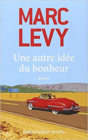 Couverture du livre représentant un ancienne voiture rouge dans le désert.