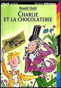 Couverture du livre représentant Charlie et Willy Wonka brandissant un ticket d’or.