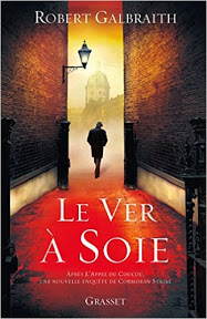 Couverture du roman représentant un homme de dos, dans une ruelle.