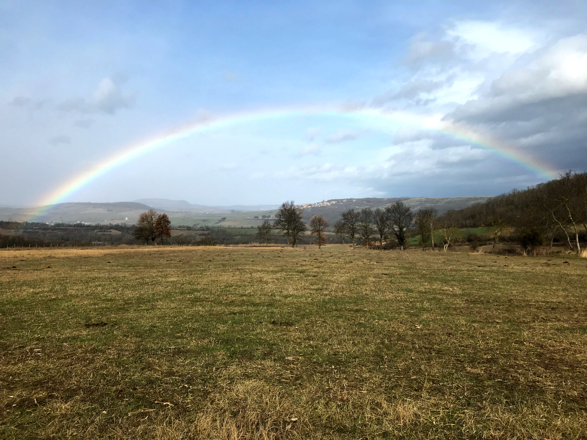 arc-en-ciel en campagne.