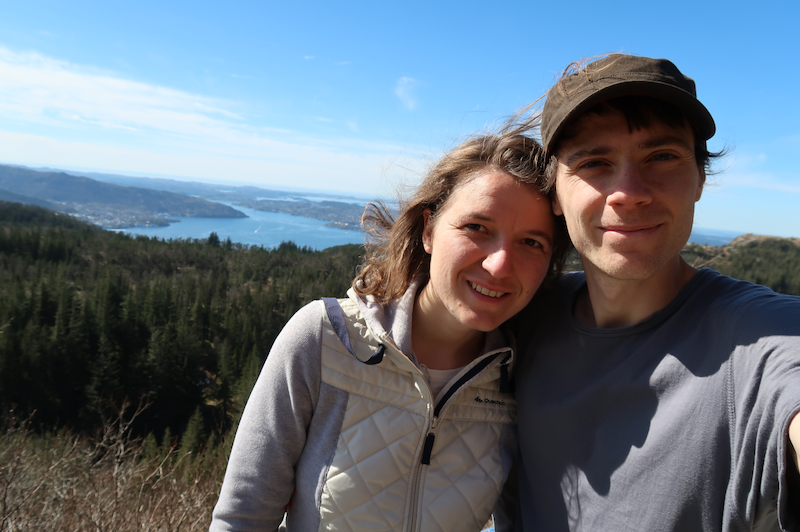 Couple heureux dans un paysage de rêve.