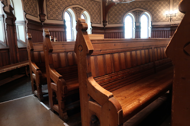 Bancs d'église en bois.