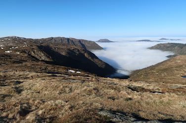 Nuages sous les montagnes à l'aube.