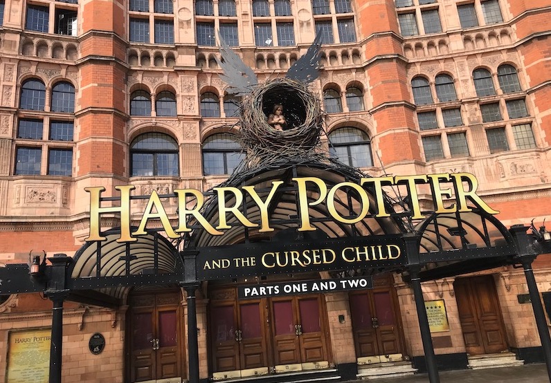 Devanture théâtre The cursed child.