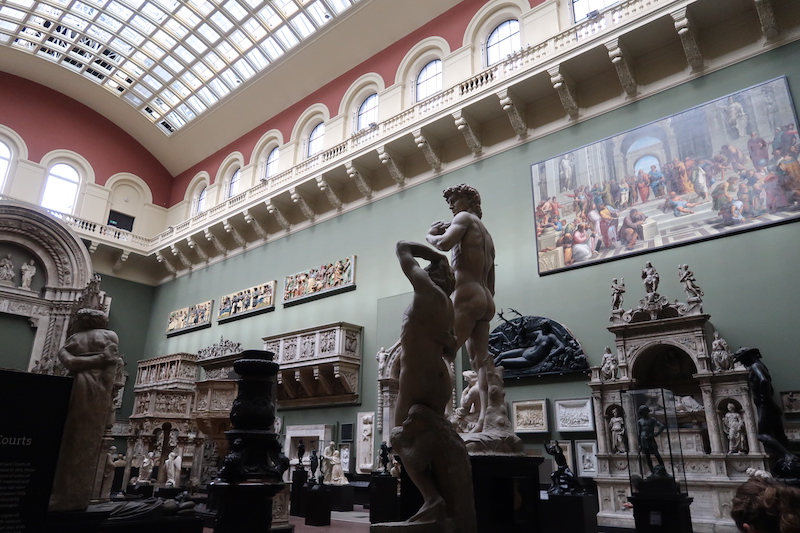 Statues V&A museum.