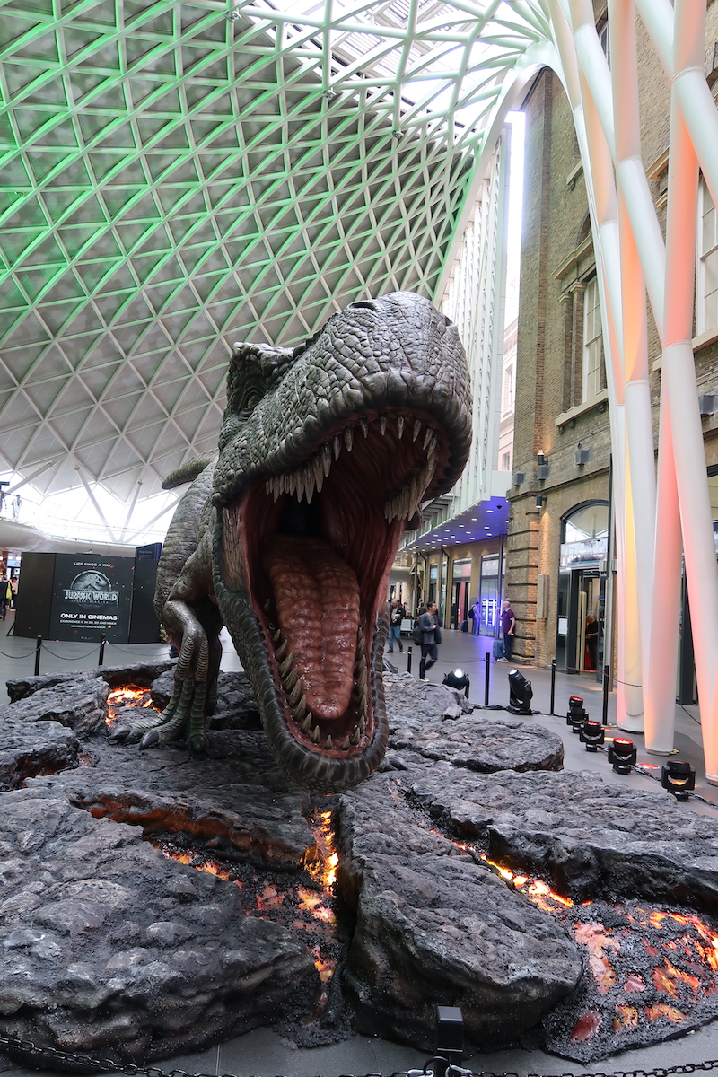 Statue de trex dans la gare.