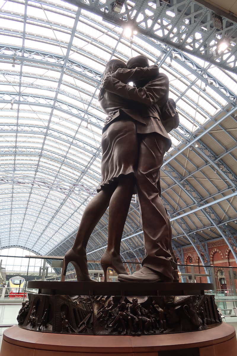 Statue couple qui s'enlace dans la gare.