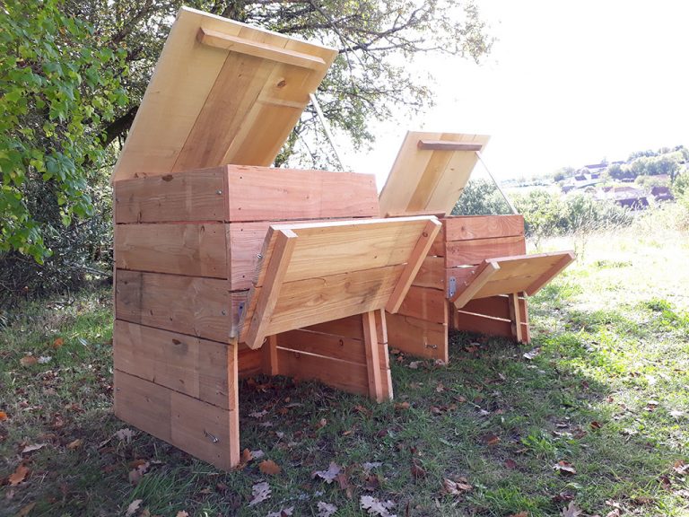 Photo de bacs à compost fabriqués avec des planches en bois.