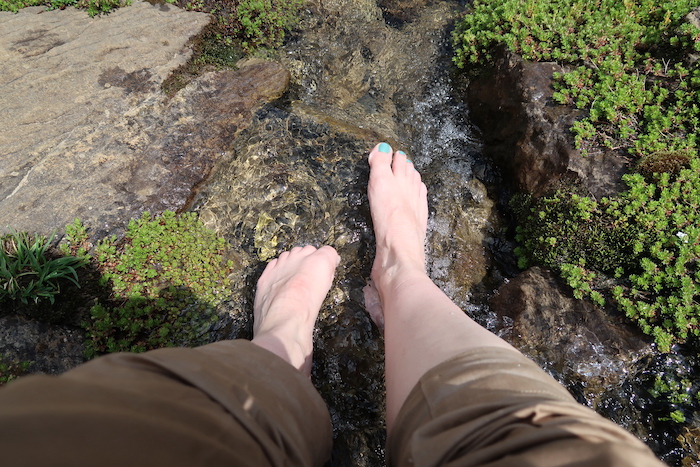 Repos avec pieds dans l’eau.