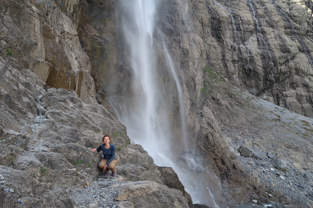 Au pied de la grande cascade.