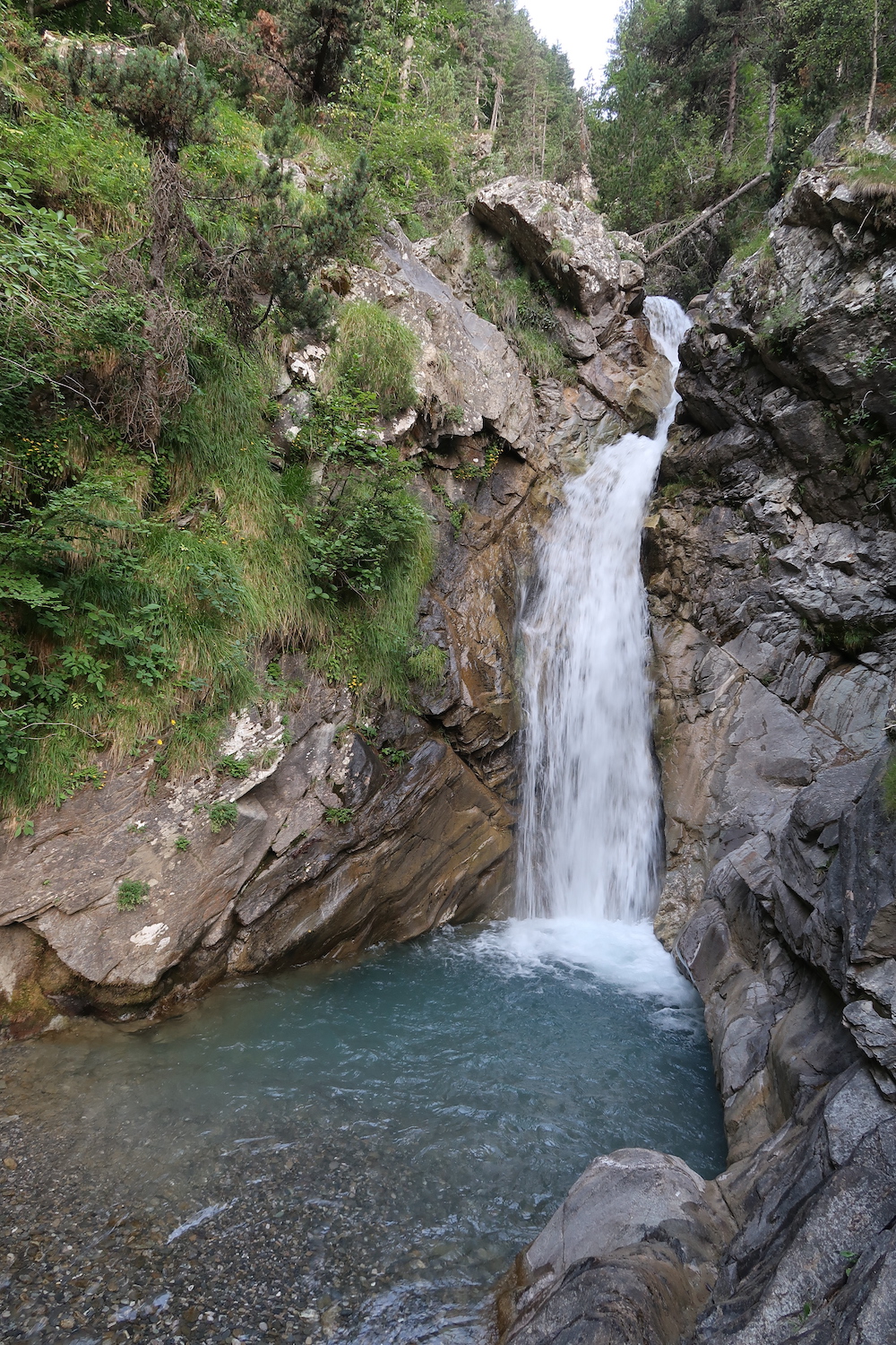 Jolie cascade dans les bois.