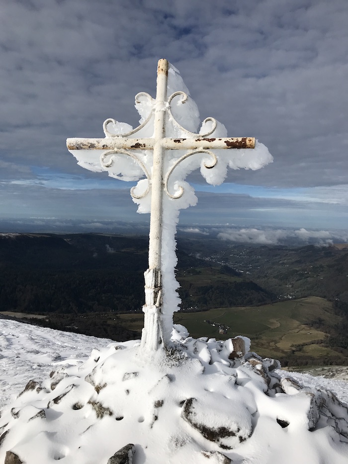 Croix du sommet en glace.