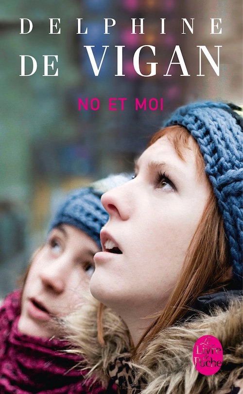 couverture du livre représentant deux filles avec bonnet sur la tête, dans la rue.