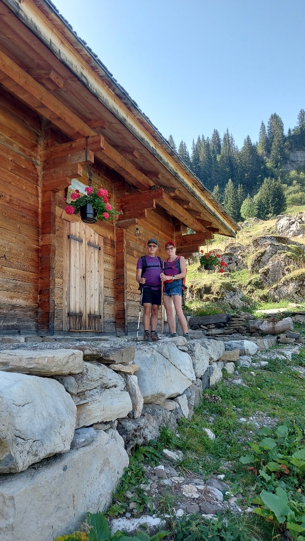 Les parents devant le chalet de leurs rêves.