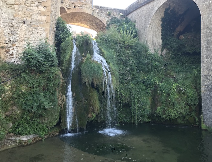 Cascade cachée.