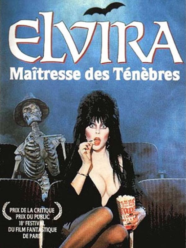 affiche du film représentant une femme brune dans un cinéma avec un squelette.