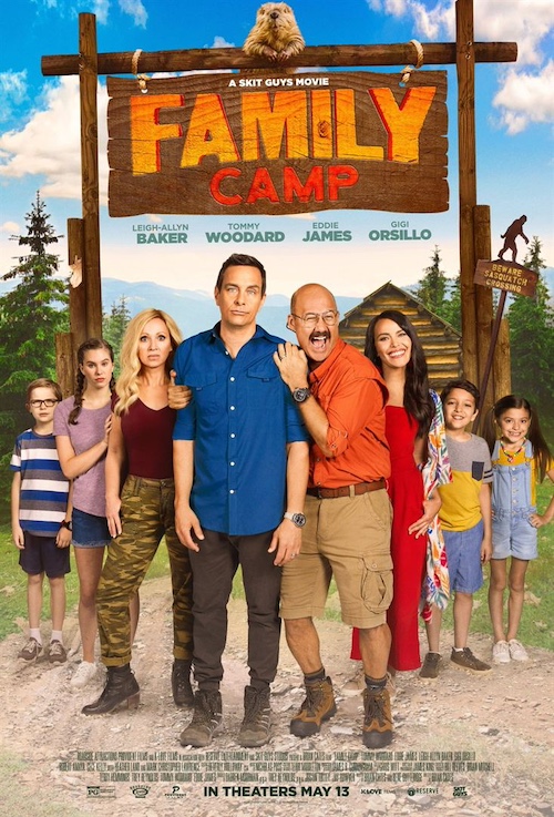 affiche du film représentant deux familles devant l'arche d'accueil d'un camping.