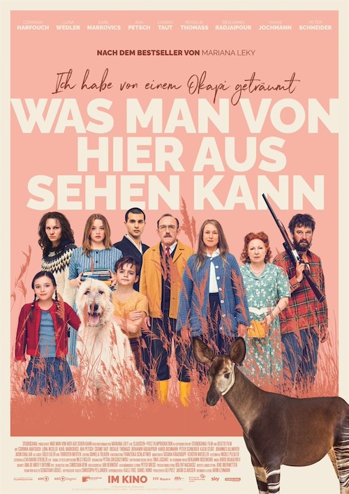 affiche du film représentant tous les personnages du film avec un okapi.