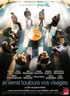 Affiche du film représentant des gens assis en cercle autour d'une petite table sur laquelle repose un bâton.