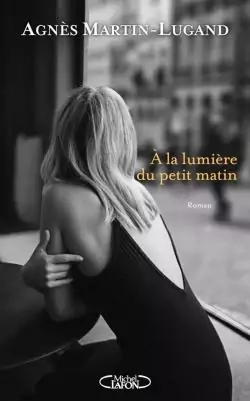 couverture du livre représentant une femme de dos, assise à une table en ville.