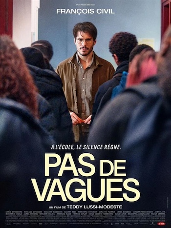 Affiche du film Pas de vagues représentant un professeur de face, face à sa classe dont on voit les élèves de dos.