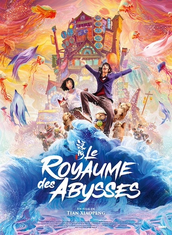 Affiche du film Le Royaume des Abysses, très colorées, représentant le gros navire restaurant avec des algues, coquillages, etc, et les personnages sur des vagues avec poissons. Dessin très graphique.