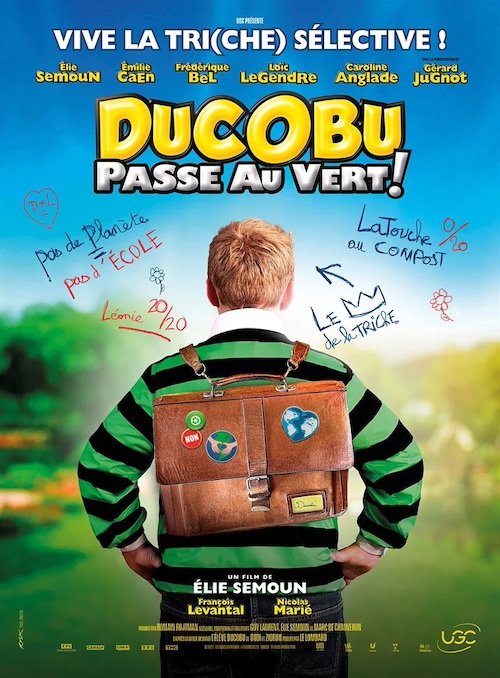 Affiche du film représentant le garçon prénommé Ducobu, de dos, avec un polo à rayures vertes et son cartable.