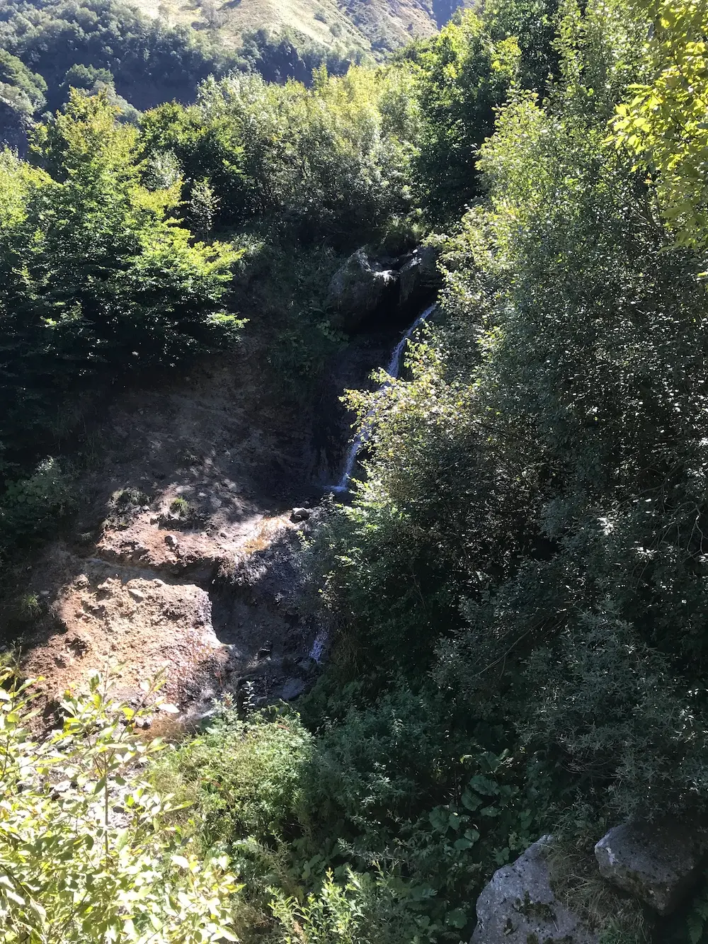 Cascade au fond de la vallée.