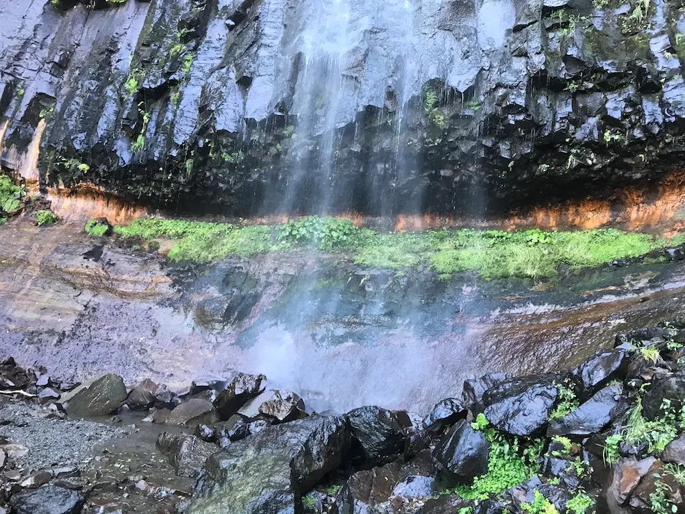 Cascade de la biche devant roche rouillée.