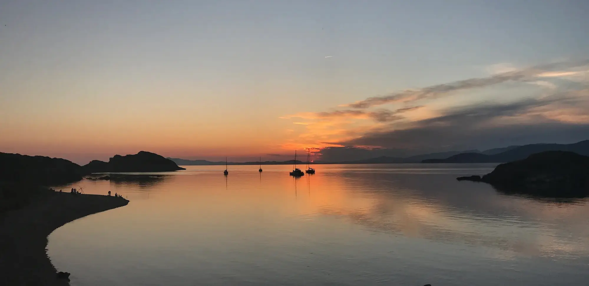 Coucher de soleil avec bateaux.