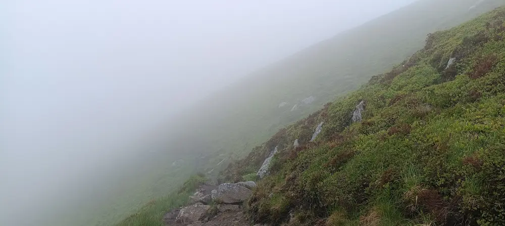 La montée du col de la Tâche dans le brouillard.