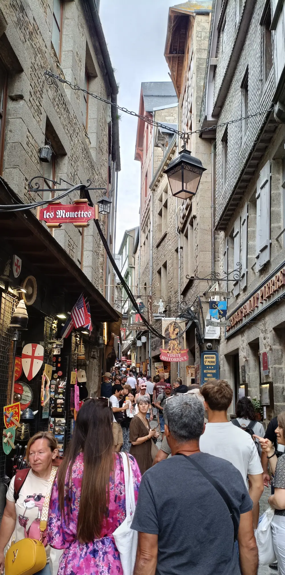 Foule dans la ruelle.