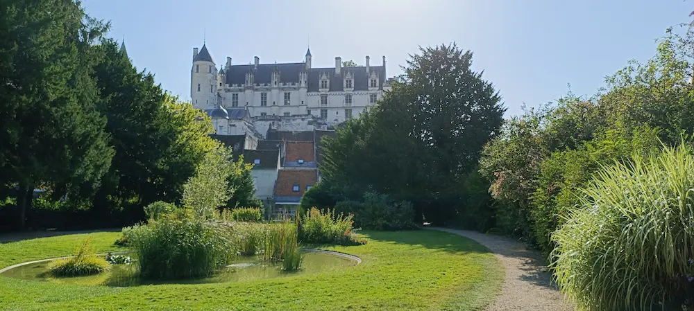 Vue sur la cité depuis le jardin.