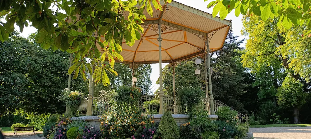 Kiosque dans le jardin.