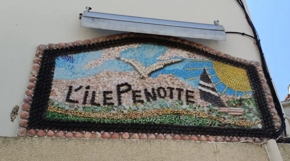 Panneau d'entrée du quartier de l'île Penotte, fresque en coquillages.