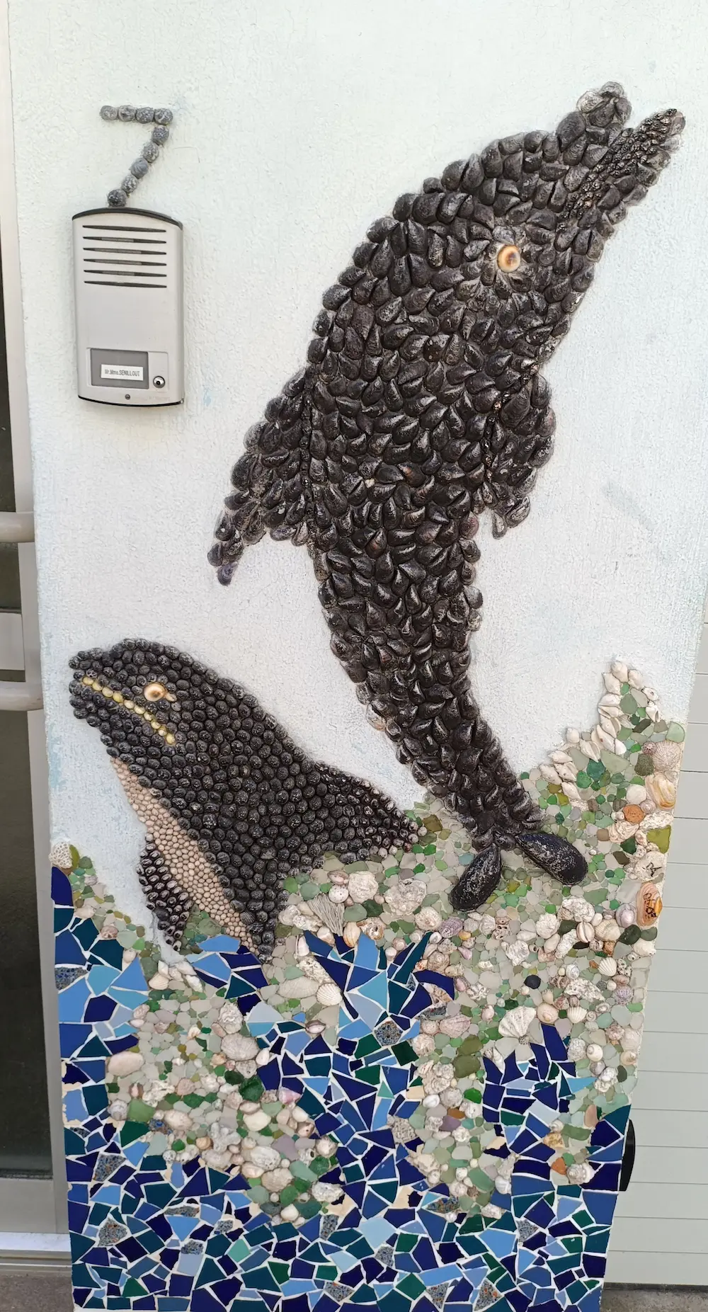 Fresque d'un dauphin et d'une baleine.