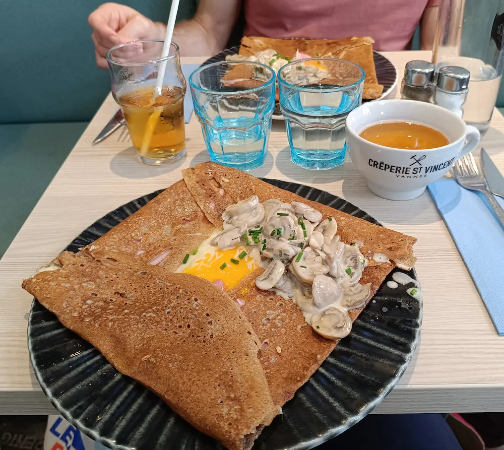 Galette complète bretonne et bolée de cidre.