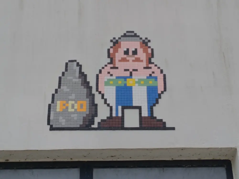 Petite mosaïque représentant Obélix et son menhir.