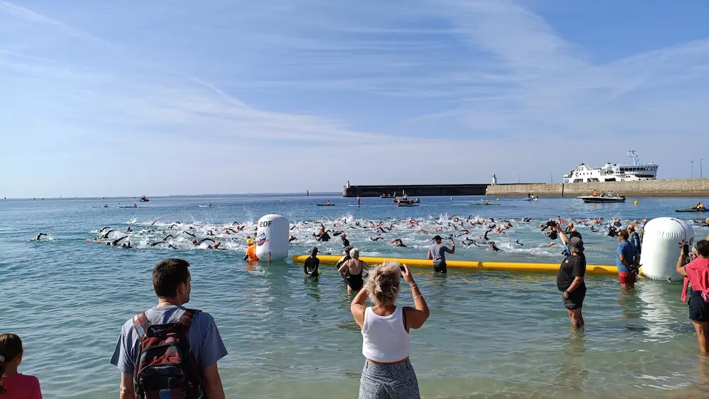 Course de nage libre au départ de la plage.