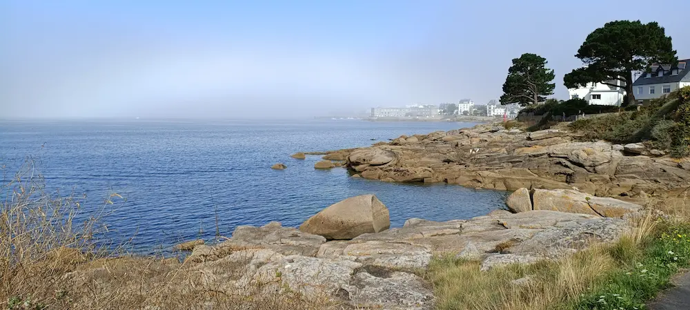 La ville dans la brume.