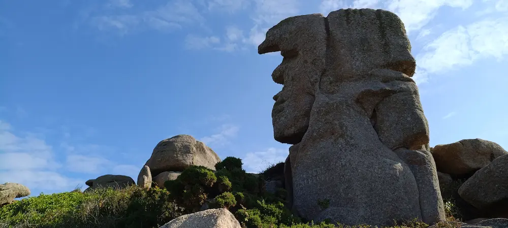 Rochers de granit en forme de personnage.