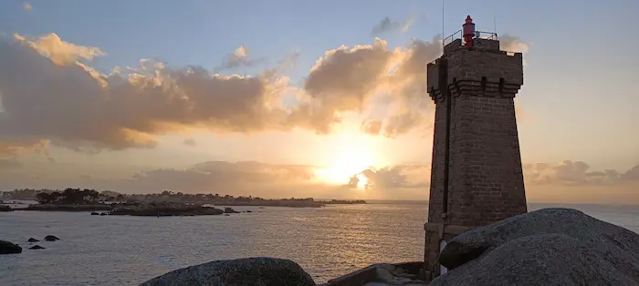 Le phare au coucher du soleil.