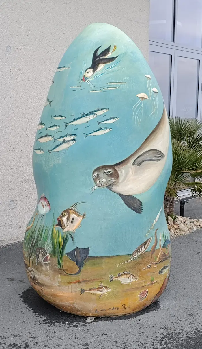 Rocher peint avec des éléments de la mer.