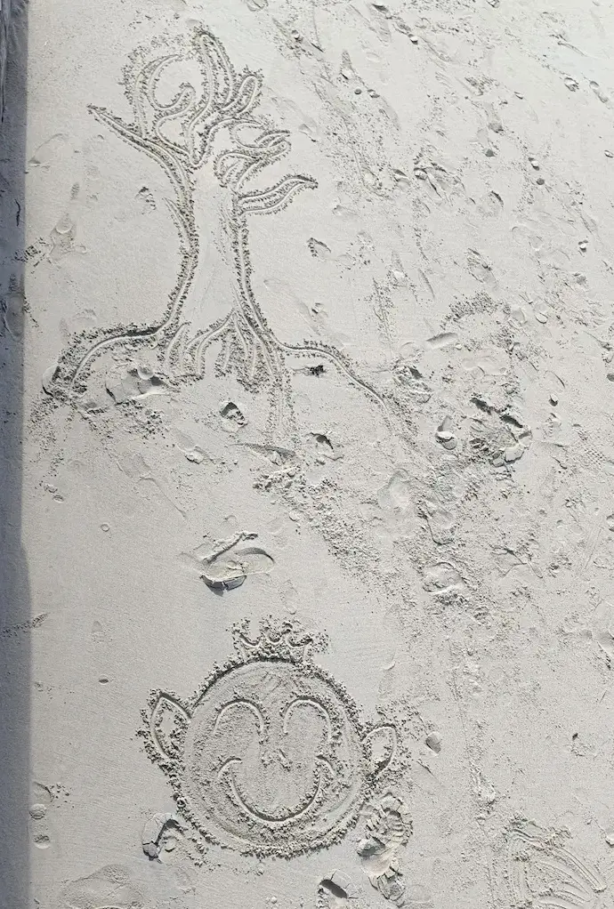 Dessins dans le sable.