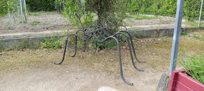 Une sculpture de fourmis géante.