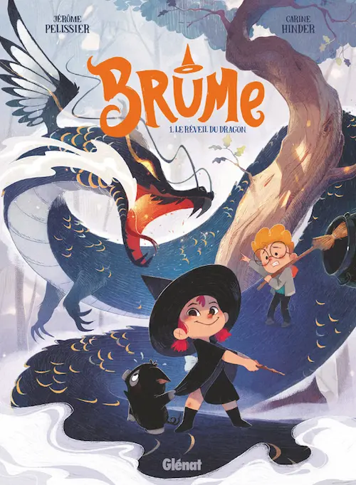 Couverture du premier tome représentant une petite sorcière affrontant un dragon. Le style de dessin est mignon.