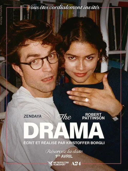 Affiche du film représentant un couple hétérosexuel heureux, posant pour une photo, en montrant l'alliance de mariage.